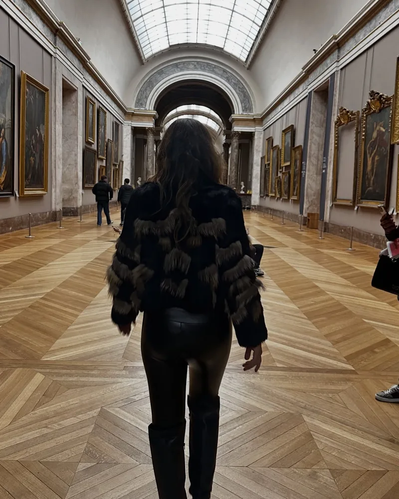 Dra. Ana Cláudia caminhando por uma galeria de arte
